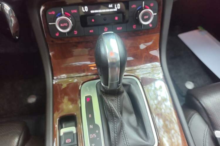 Used Volkswagen Touareg 2014 3.0 TSI New Edition Gear Lever