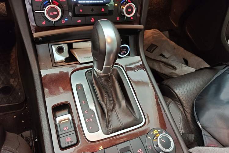 Used Volkswagen Touareg 2014 3.0 TSI New Edition Gear Lever