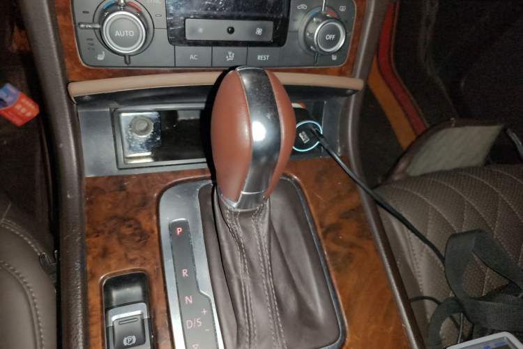 Used Volkswagen Touareg 2014 3.0 TSI New Edition Gear Lever