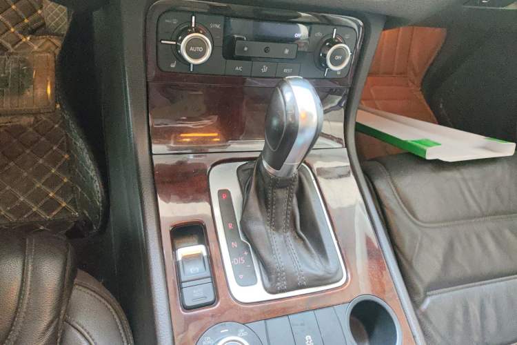 Used Volkswagen Touareg 2014 3.0 TSI New Edition Gear Lever