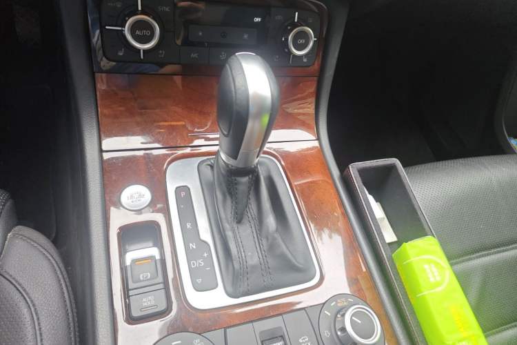 Used Volkswagen Touareg 2014 3.0 TSI Black Explorer Gear Lever