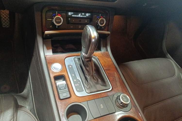Used Volkswagen Touareg 2014 3.0 TSI New Edition Gear Lever