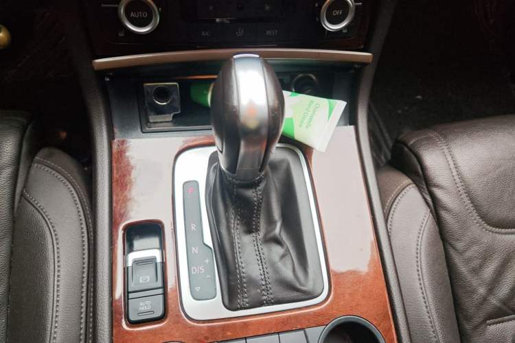 Used Volkswagen Touareg 2014 3.0 TSI New Edition Gear Lever