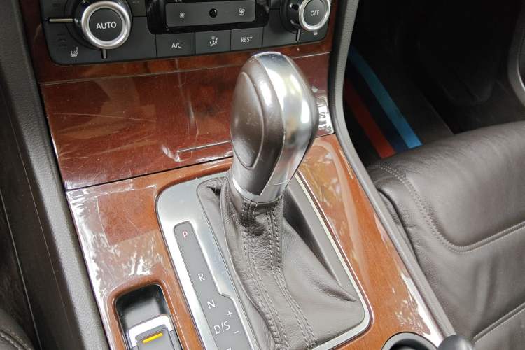 Used Volkswagen Touareg 2014 3.0 TSI New Edition Gear Lever