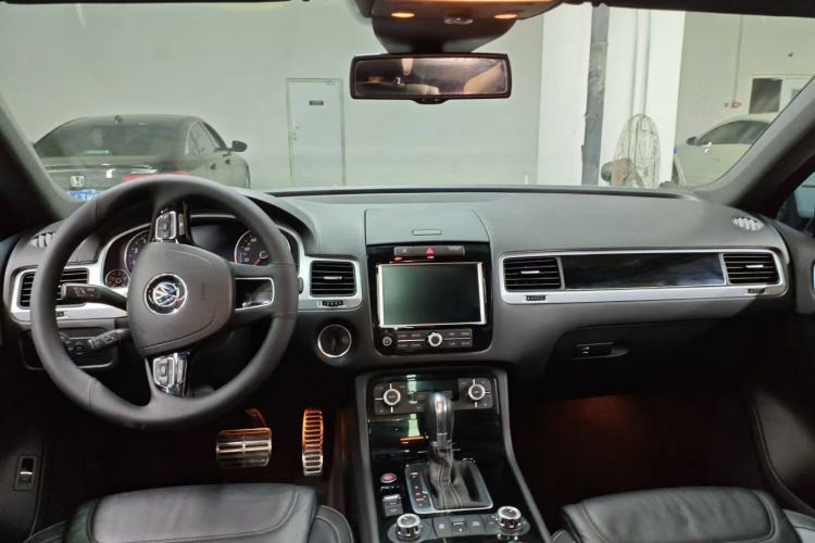 Used Volkswagen Touareg 2014 3.0 TSI Black Explorer Interior 1