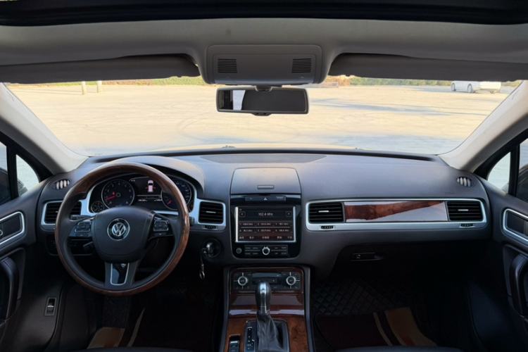 Used Volkswagen Touareg 2014 3.0 TSI New Edition Interior 1