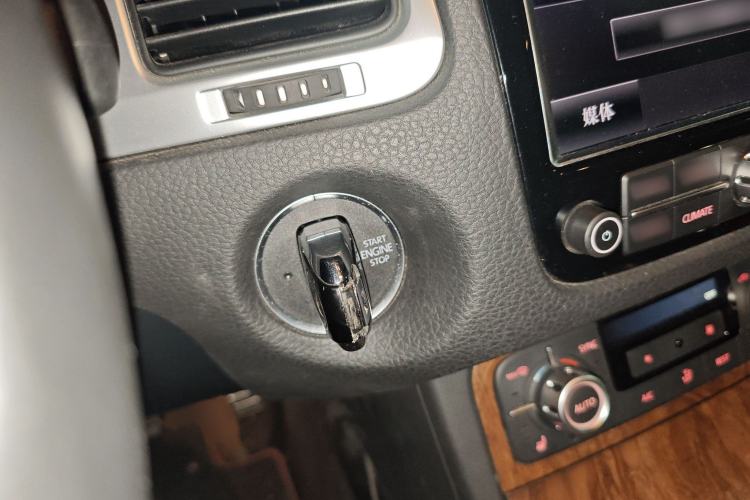 Used Volkswagen Touareg 2014 4.2L Standard Edition Interior 1