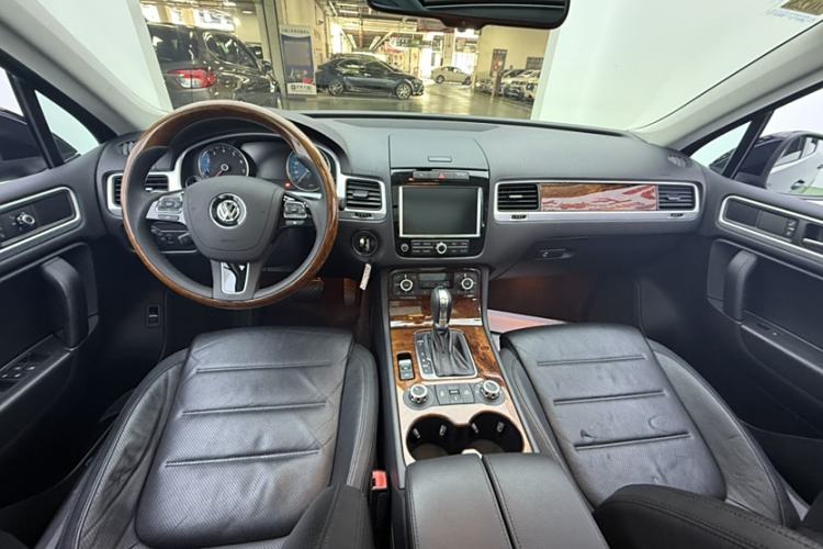 Used Volkswagen Touareg 2014 3.0 TSI New Edition Interior 1