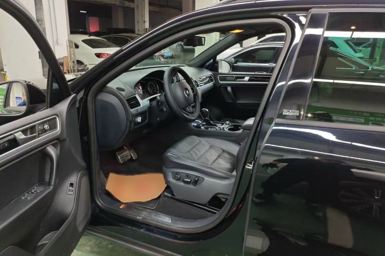 Used Volkswagen Touareg 2014 3.0 TSI Black Explorer Interior 2