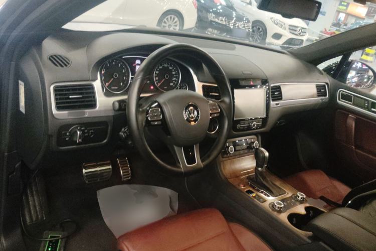 Used Volkswagen Touareg 2014 4.2L Standard Edition Interior 2