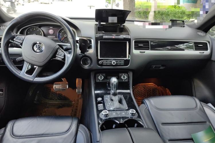 Used Volkswagen Touareg 2014 3.0 TSI Black Explorer Interior 2