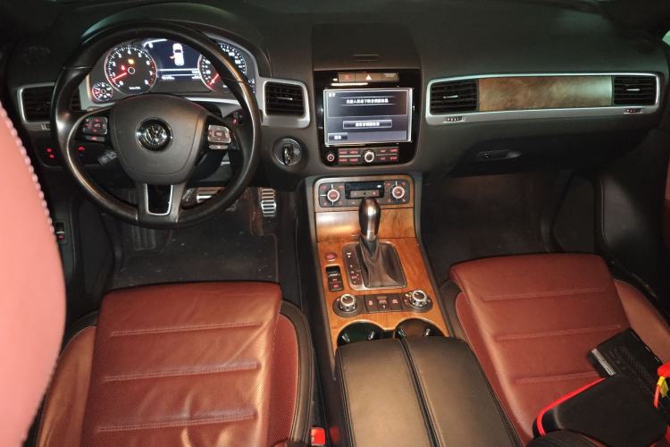 Used Volkswagen Touareg 2014 4.2L Standard Edition Interior 2