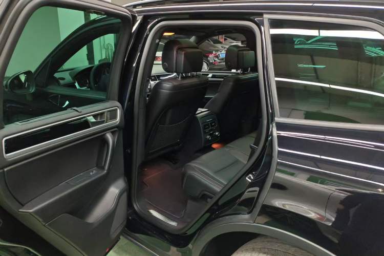 Used Volkswagen Touareg 2014 3.0 TSI Black Explorer Interior 3