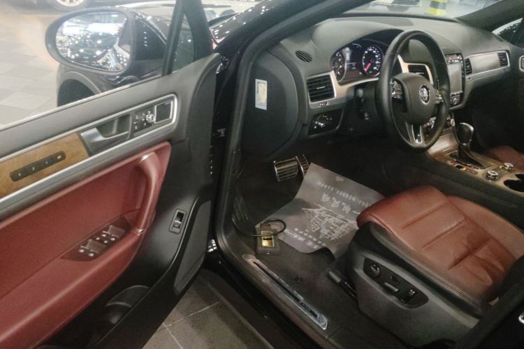 Used Volkswagen Touareg 2014 4.2L Standard Edition Interior 3