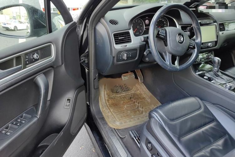 Used Volkswagen Touareg 2014 3.0 TSI Black Explorer Interior 3