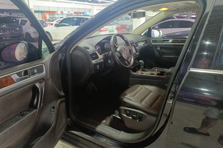 Used Volkswagen Touareg 2014 3.0 TSI New Edition Interior 3