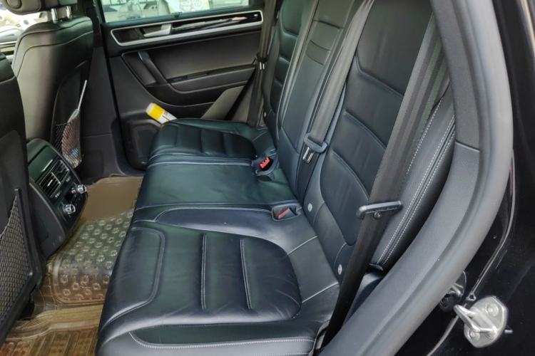 Used Volkswagen Touareg 2014 3.0 TSI Black Explorer Interior 4