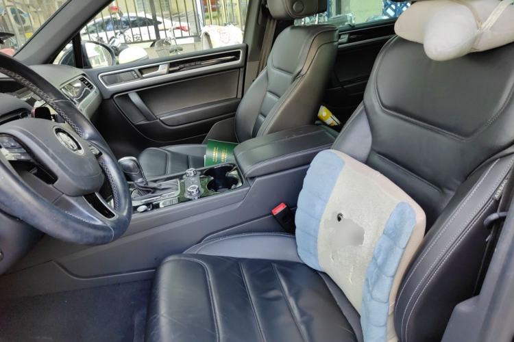 Used Volkswagen Touareg 2014 3.0 TSI Black Explorer Left Front Seat