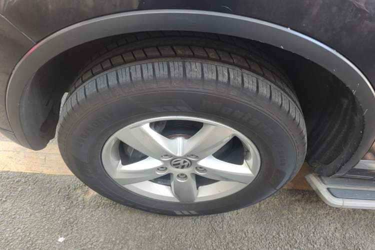 Used Volkswagen Touareg 2014 3.0 TSI New Edition Left Front Wheel Hub