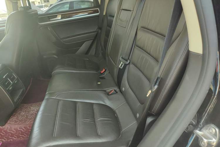 Used Volkswagen Touareg  Left Rear Seat