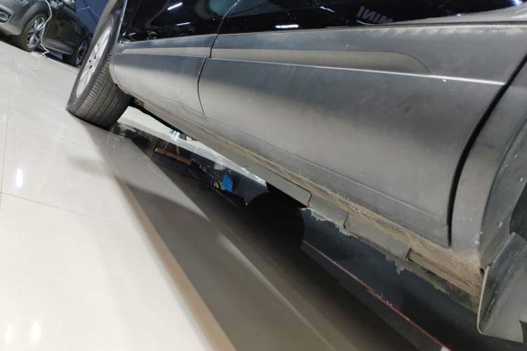 Used Volkswagen Touareg 2014 3.0 TSI New Edition Left Side Sill