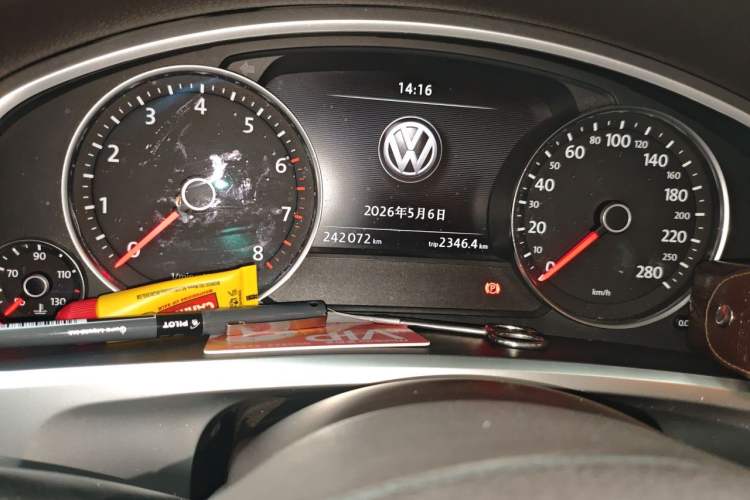 Used Volkswagen Touareg 2014 3.0 TSI New Edition Odometer Close Up