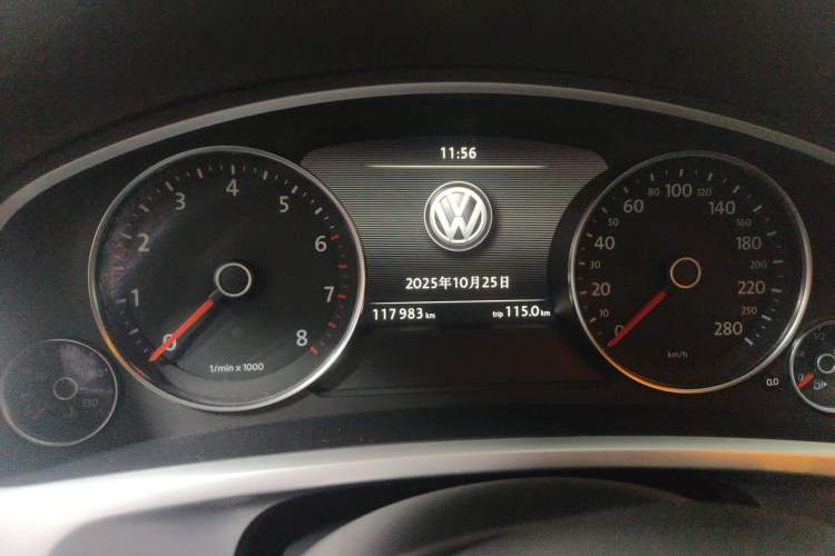 Used Volkswagen Touareg 2014 3.0 TSI Black Explorer Odometer Close Up
