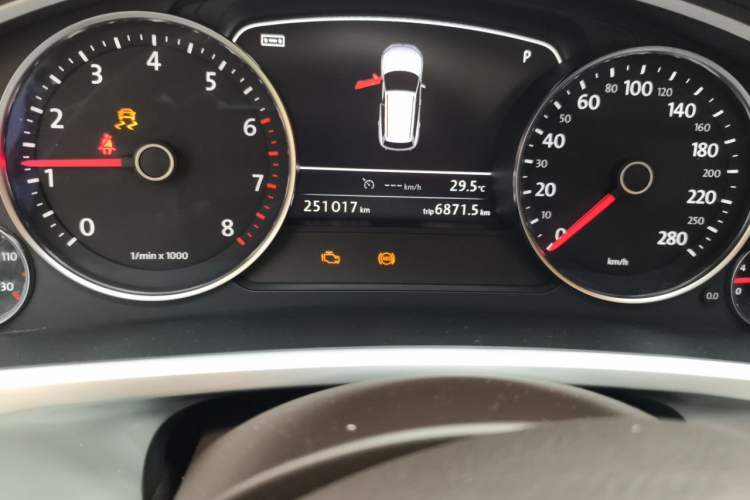 Used Volkswagen Touareg 2014 3.0 TSI New Edition Odometer Close Up