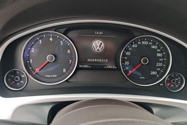 Used Volkswagen Touareg 2014 3.0 TSI New Edition Odometer Close Up