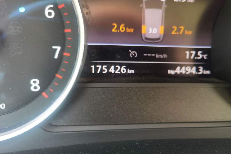 Used Volkswagen Touareg 2014 3.0 TSI New Edition Odometer Close Up