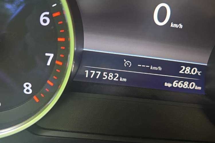 Used Volkswagen Touareg 2014 3.0 TSI New Edition Odometer Close Up