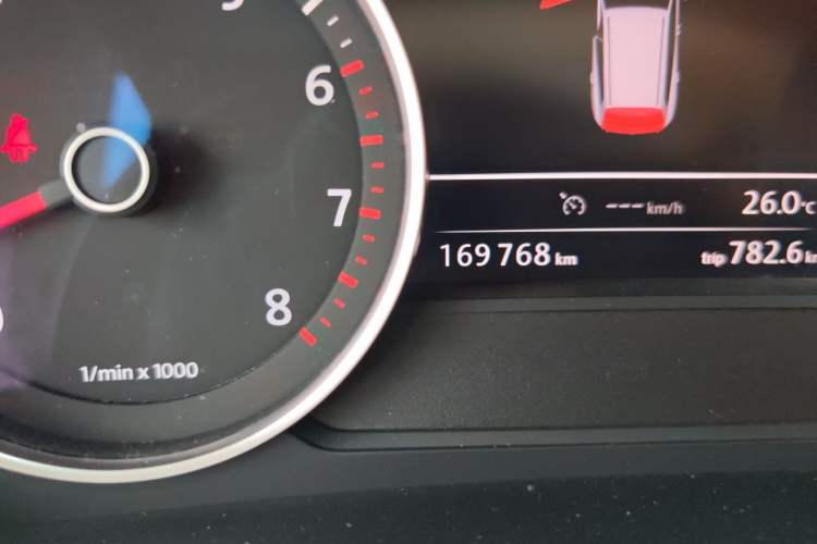 Used Volkswagen Touareg 2014 3.0 TSI New Edition Odometer Close Up