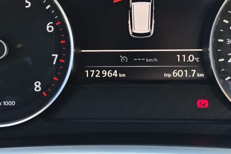 Used Volkswagen Touareg 2014 3.0 TSI New Edition Odometer Close Up