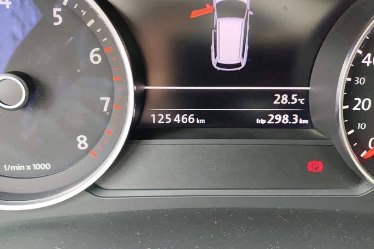 Used Volkswagen Touareg 2014 3.0 TSI New Edition Odometer Close Up