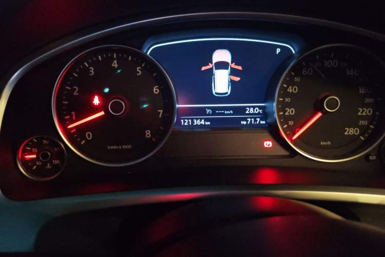 Used Volkswagen Touareg 2014 3.0 TSI New Edition Odometer Close Up