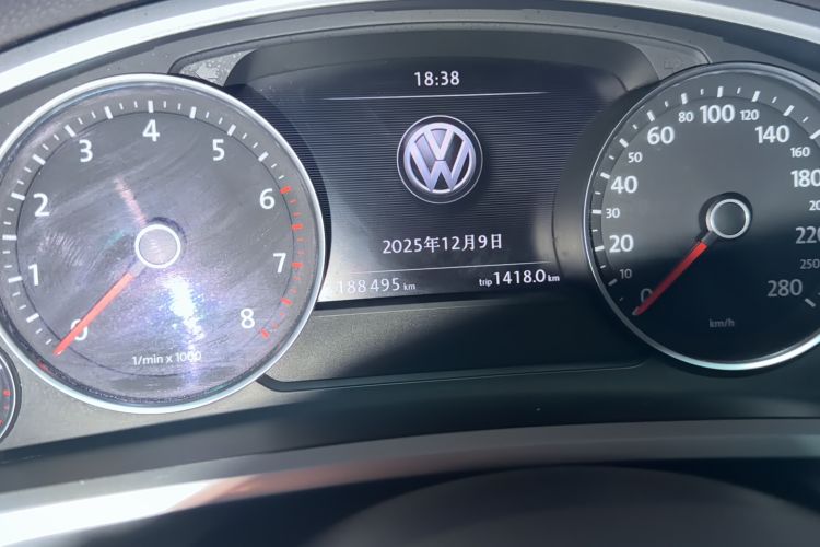 Used Volkswagen Touareg 2014 3.0 TSI New Edition Odometer Close Up