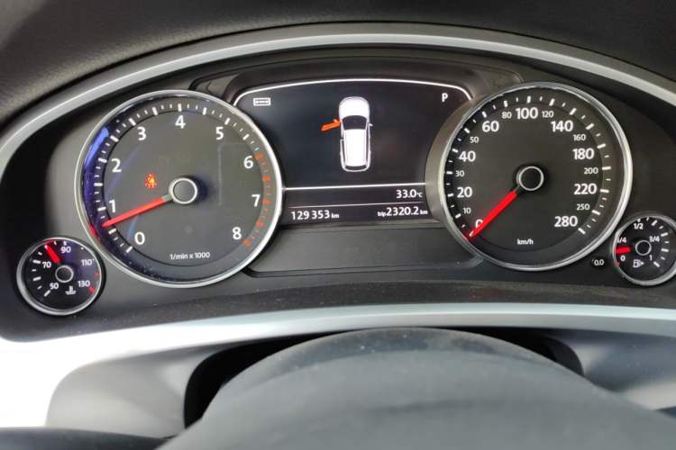 Used Volkswagen Touareg 2014 3.0 TSI Black Explorer Odometer Close Up