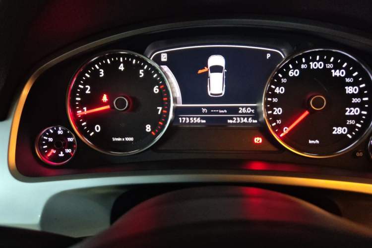 Used Volkswagen Touareg 2014 3.0 TSI New Edition Odometer Close Up