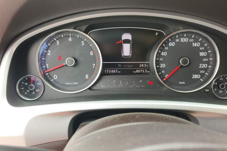 Used Volkswagen Touareg 2014 3.0 TSI New Edition Odometer Close Up