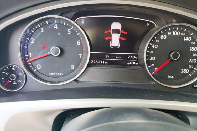 Used Volkswagen Touareg 2014 3.0 TSI New Edition Odometer Close Up
