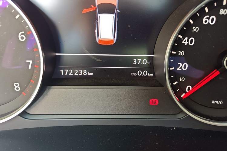 Used Volkswagen Touareg 2014 3.0 TSI New Edition Odometer Close Up