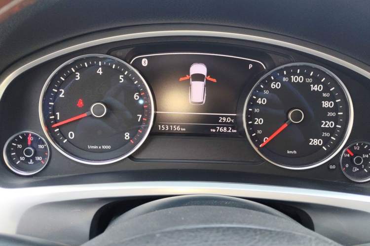 Used Volkswagen Touareg 2014 3.0 TSI New Edition Odometer Close Up