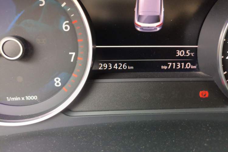 Used Volkswagen Touareg 2014 3.0 TSI New Edition Odometer Close Up