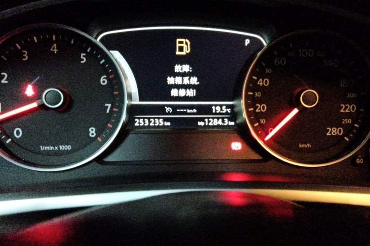 Used Volkswagen Touareg 2014 3.0 TSI New Edition Odometer Close Up