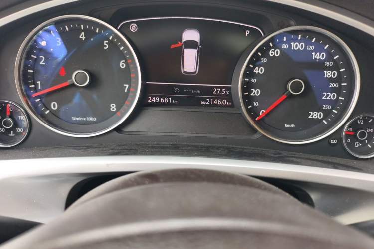 Used Volkswagen Touareg 2014 3.0 TSI New Edition Odometer Close Up