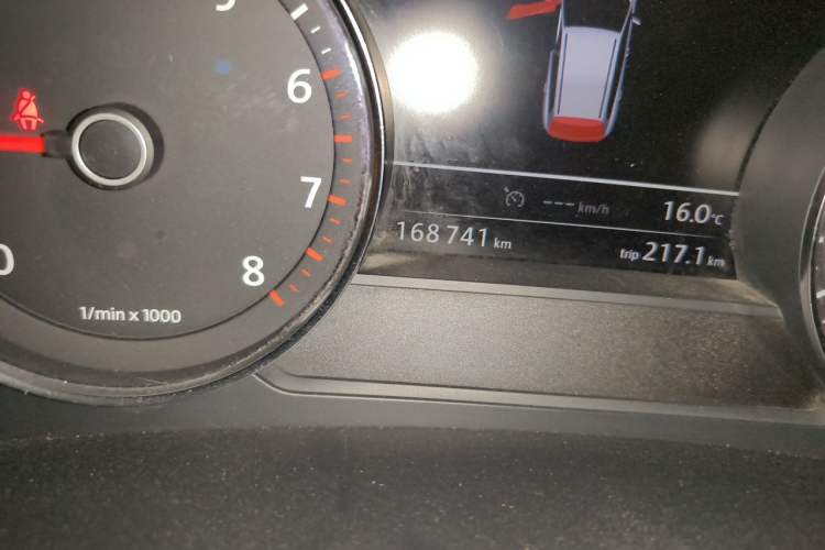 Used Volkswagen Touareg 2014 3.0 TSI New Edition Odometer Close Up