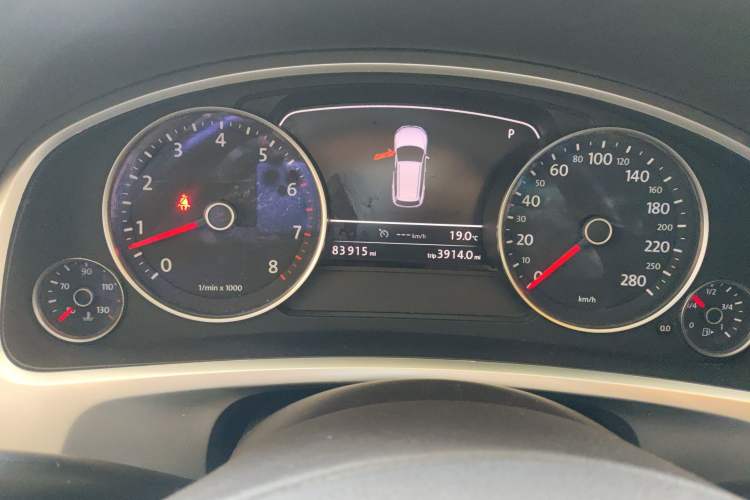 Used Volkswagen Touareg 2014 3.0 TSI New Edition Odometer Close Up