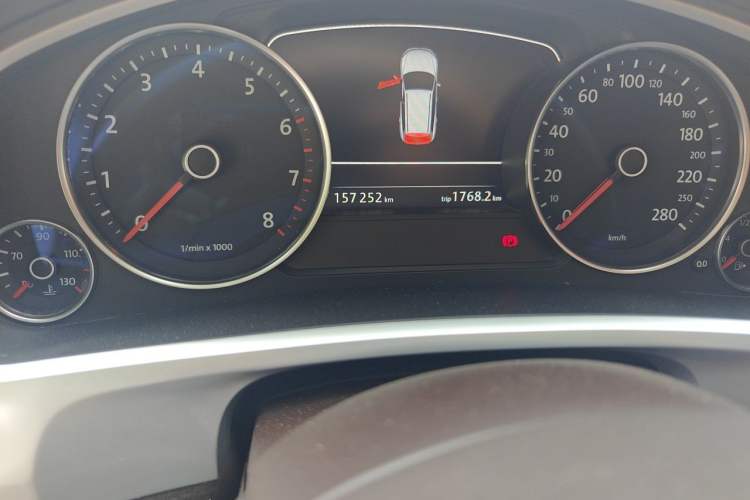 Used Volkswagen Touareg  Odometer Close Up
