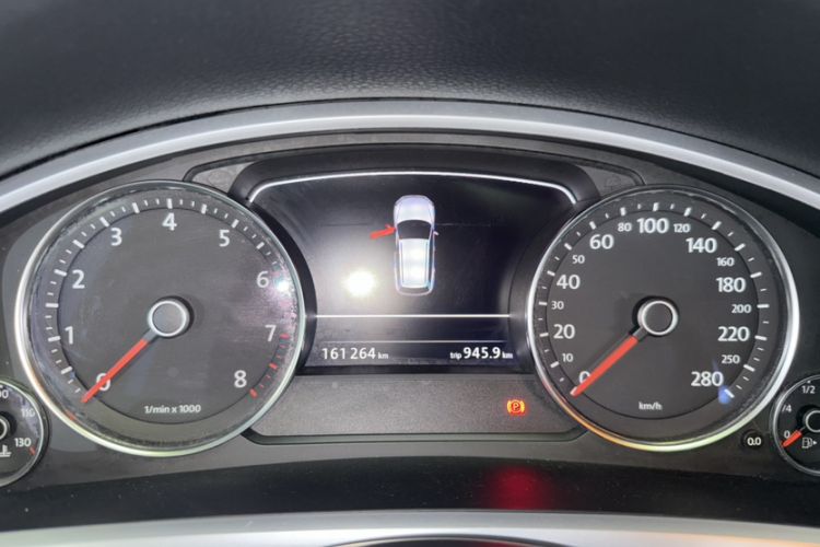 Used Volkswagen Touareg 2014 3.0 TSI New Edition Odometer Close Up