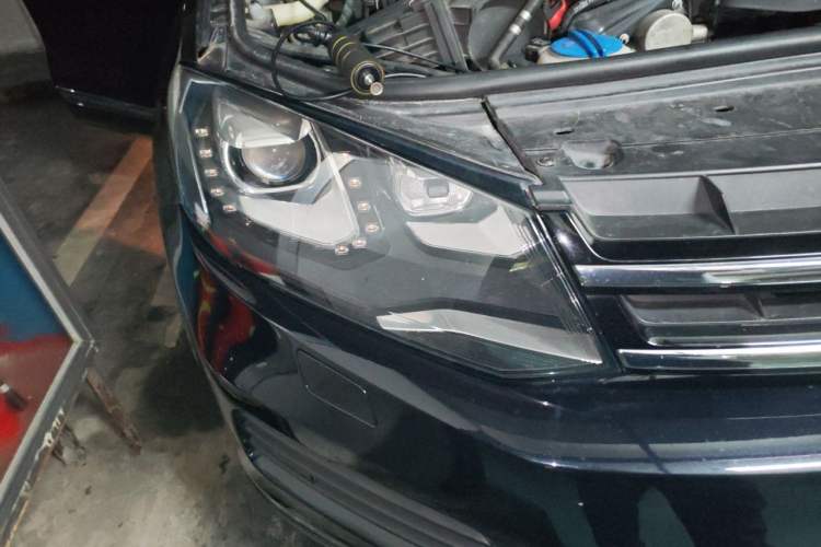 Used Volkswagen Touareg 2014 3.0 TSI New Edition Right Front Headlight
